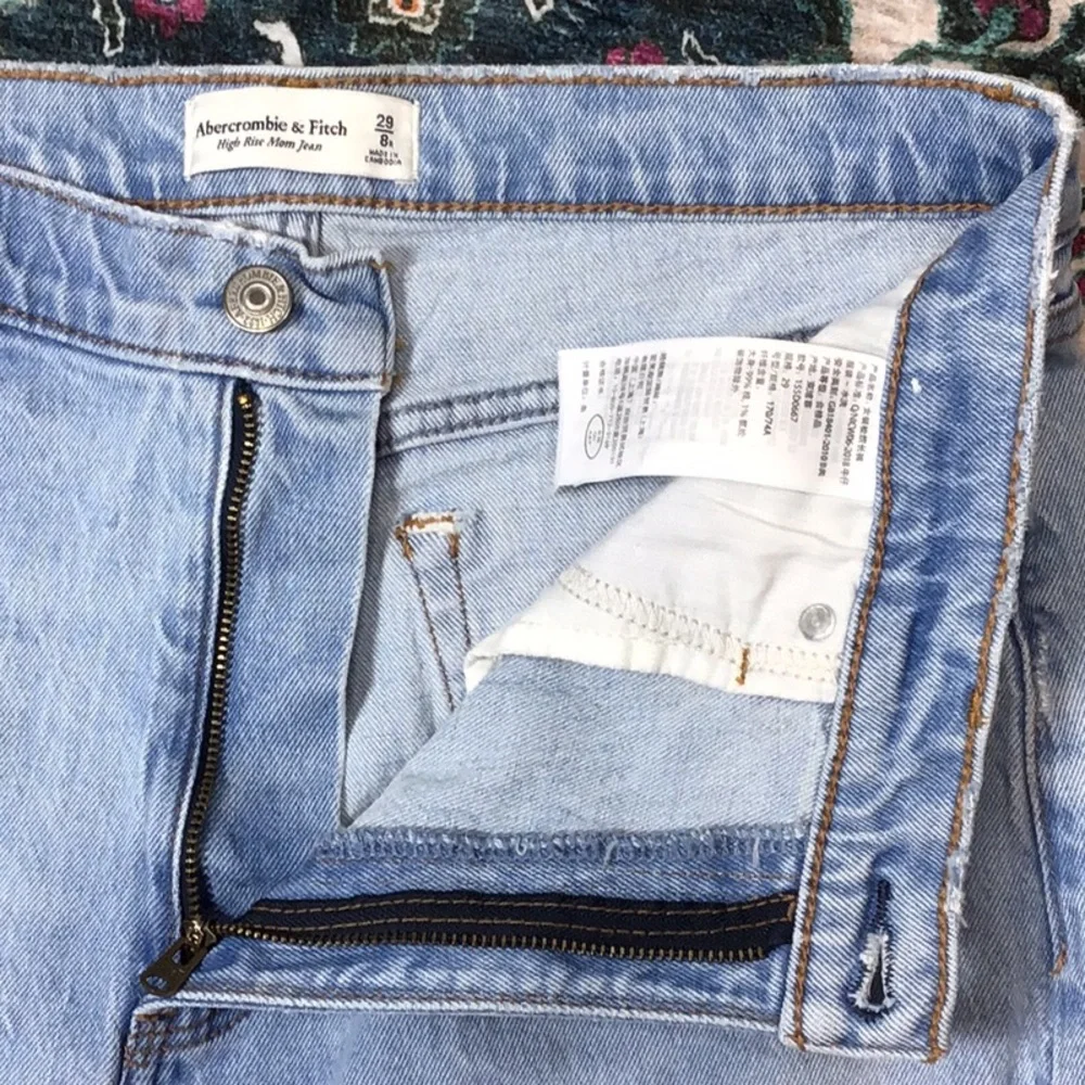 Abercrombie ‘High Rise Mom Jean’ Frayed Ankle Distressed Denim Sz.29/8R - Picture 7 of 12